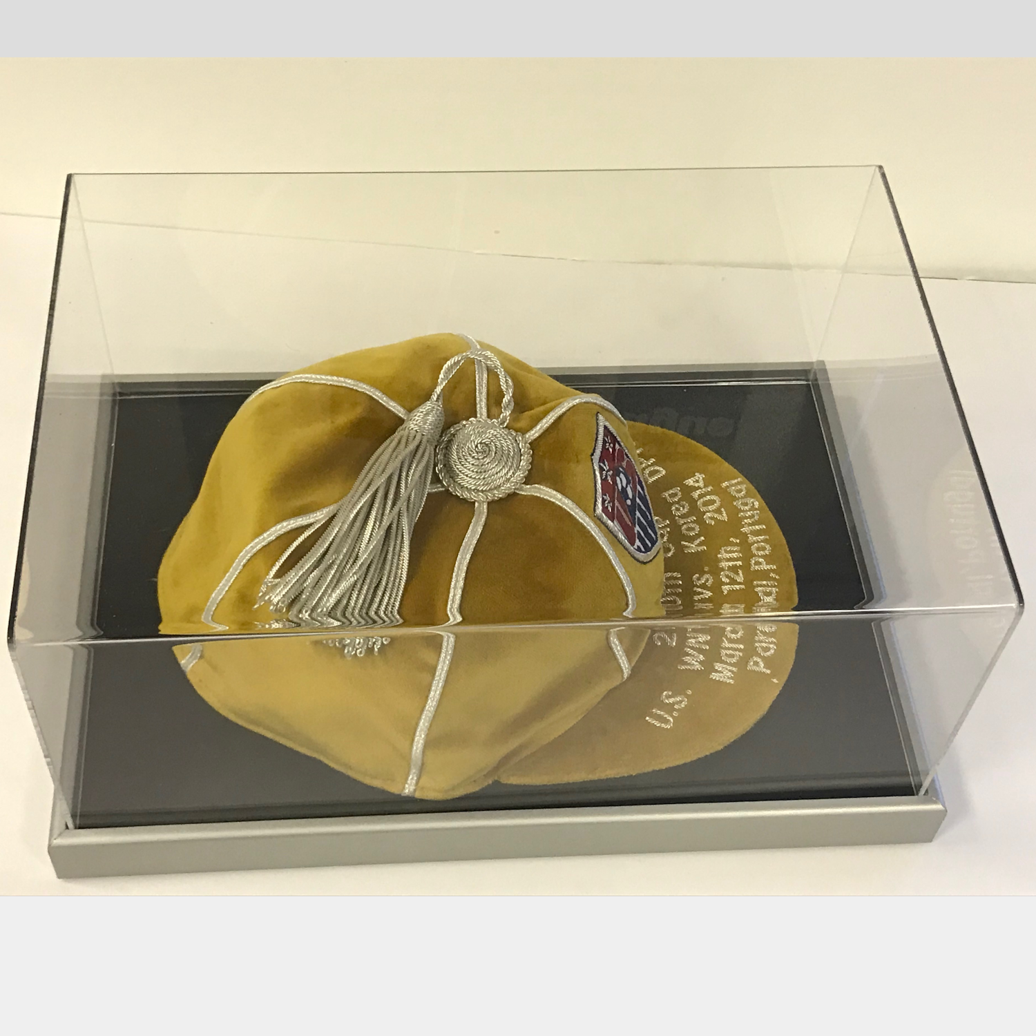 Classic Low Profile Boot / Cap / Boxing Glove Display Case Landscape