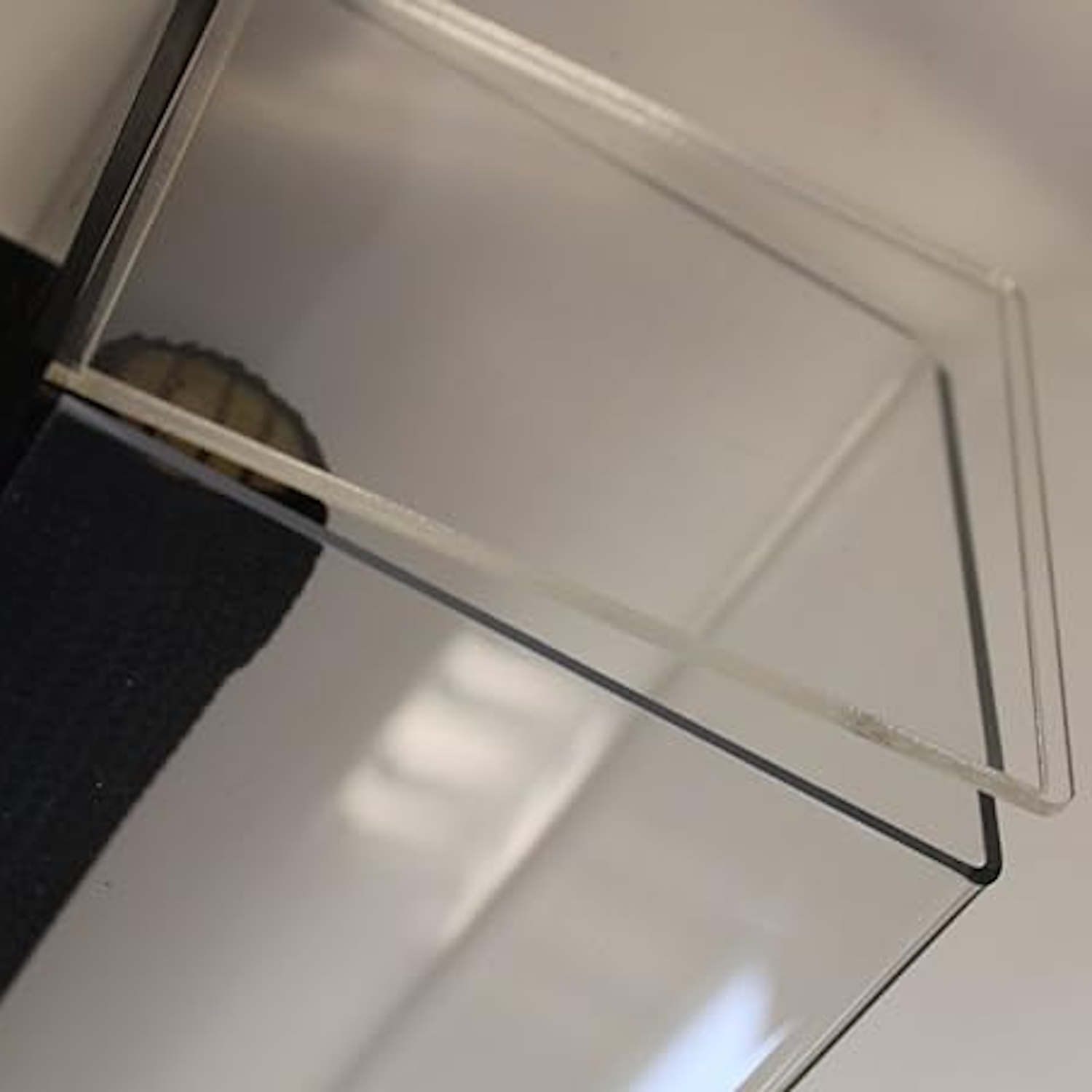 Removable lid creates enclosed display case